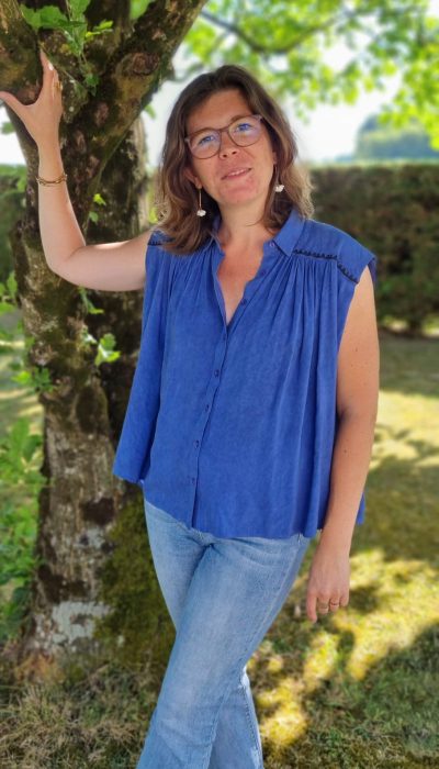 Hélène Lemaitre créatrice de Délègue & Brille dans un jardin avec la nature